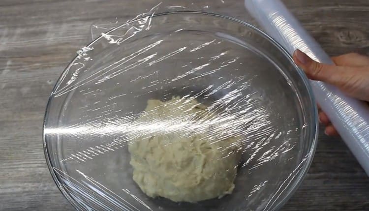 Couvrir la pâte avec du film plastique et laisser dans un endroit chaud afin qu'elle puisse lever.
