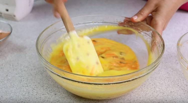 Mezclar la masa líquida con zanahorias.