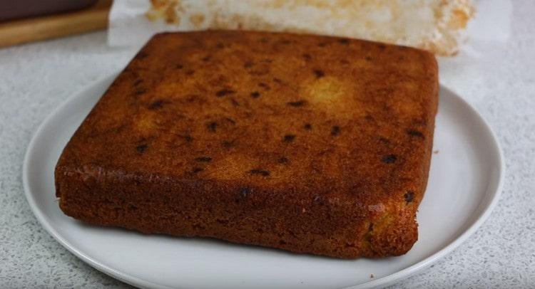 When the cake has cooled, it can be removed from the mold.