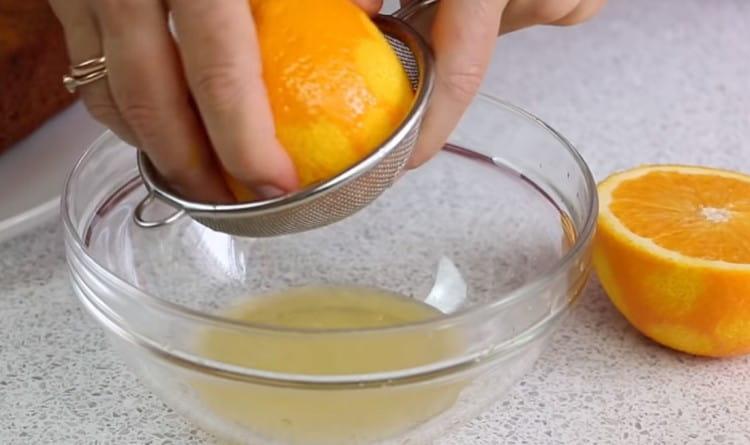 Za pripremu glazure trebat će vam sok pola naranče.
