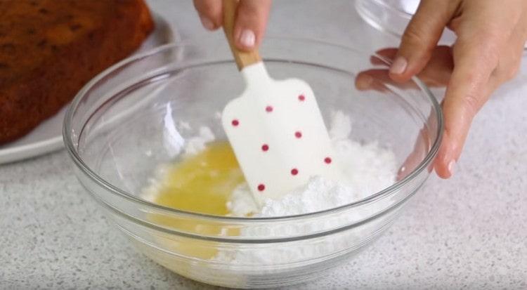 Mix the juice with powdered sugar, adjusting the density of the glaze.