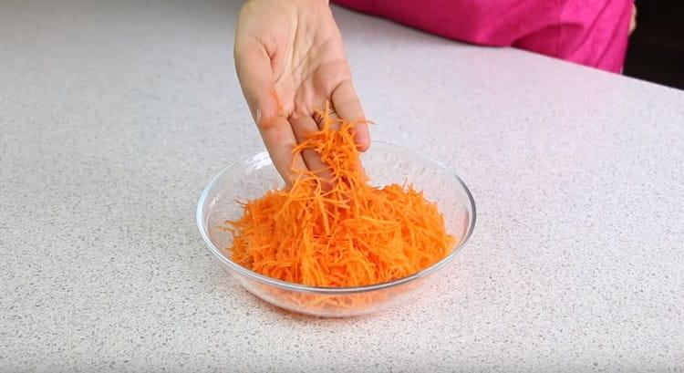 Frota las zanahorias en un rallador fino.
