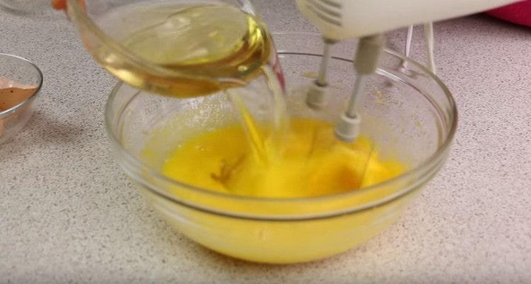 Add vegetable oil to the egg mass.