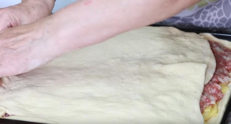 Fermer le remplissage avec la seconde moitié de la pâte en la déroulant.