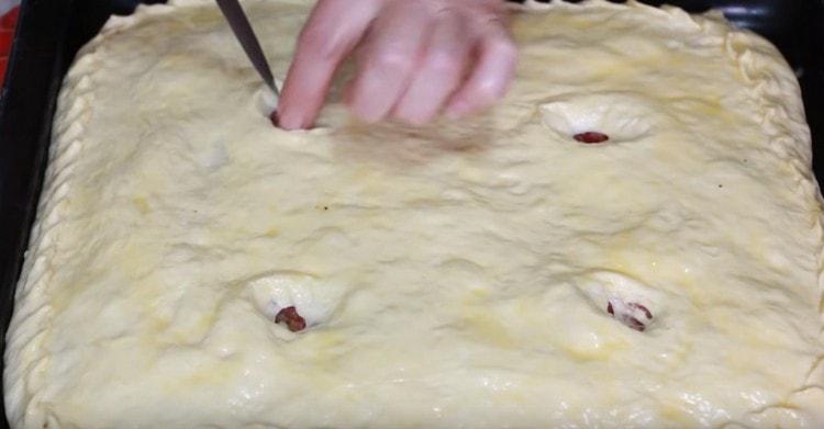 Assurez-vous de faire plusieurs trous sur le dessus de la tarte pour permettre à la vapeur de s'échapper.