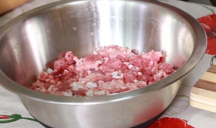 Nous passons la viande dans un hachoir à viande.