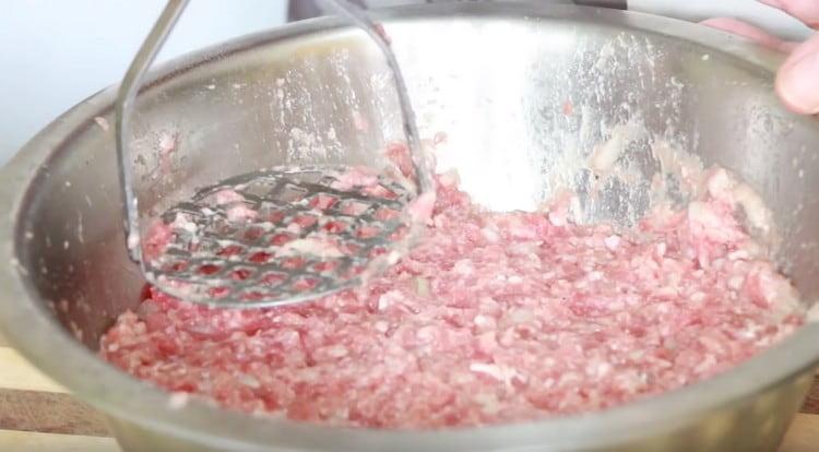 Mljeveno meso s lukom, solju, paprom i vodom, umiješajte mrvicu.