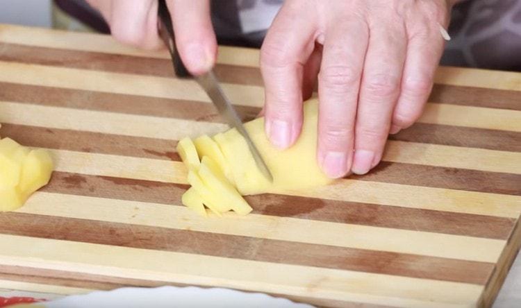 Couper les pommes de terre en fines lanières.