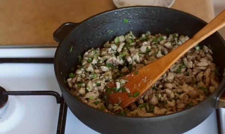 At the end of the preparation of the filling, salt it, pepper, add the greens.