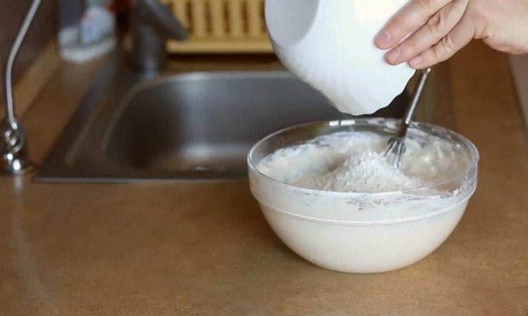 Introduzca gradualmente la harina en los componentes líquidos y amase la masa.