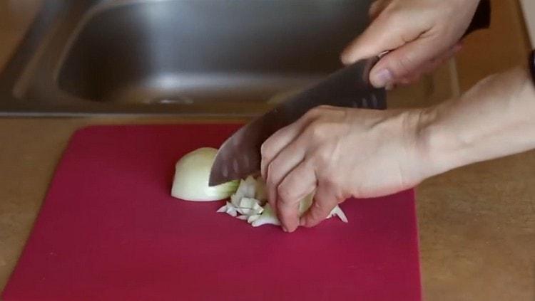 Moler la cebolla en el tablero.