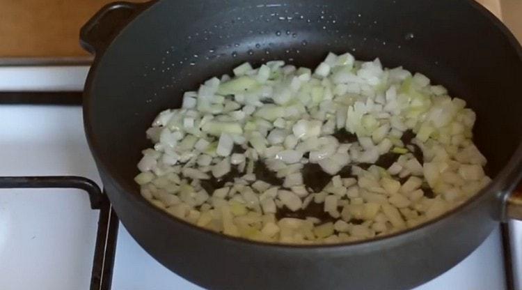 Frire l'oignon légèrement dans une poêle.