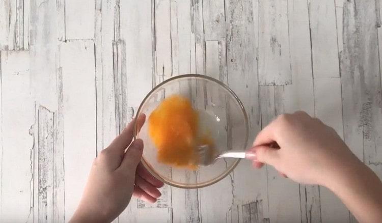 Batir el huevo con un tenedor.