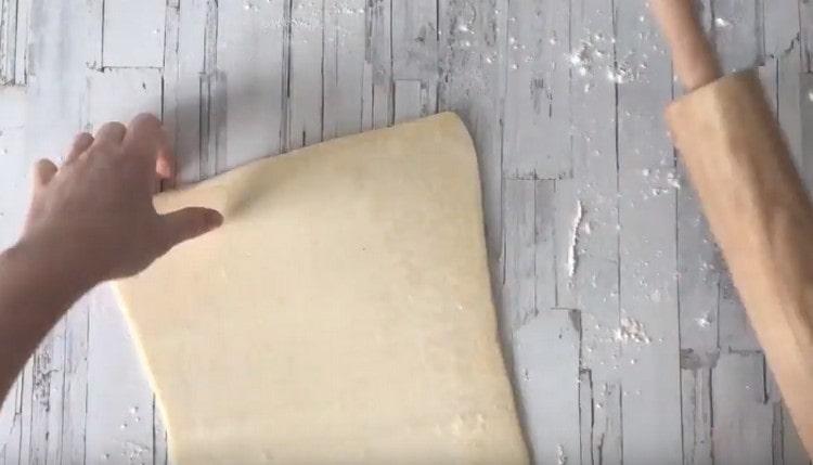 Roll out the dough to the size of the baking sheet.