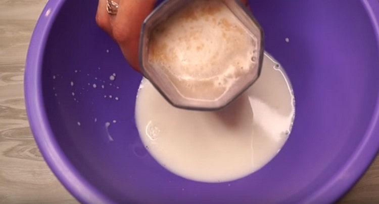 Introduce dough into milk, as well as vegetable oil.