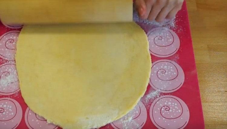 Abaisser le premier morceau de pâte.