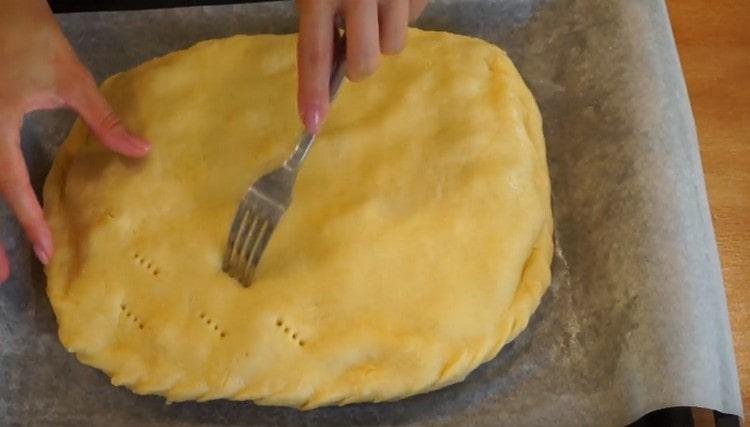 Nous piquons la tarte à la fourchette pour qu'elle ne gonfle pas à la cuisson.