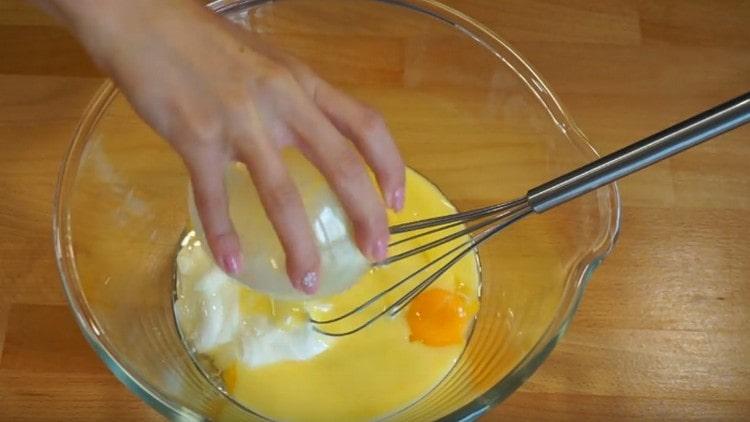 To prepare the dough, we take eggs, sour cream, melted vegetable oil.