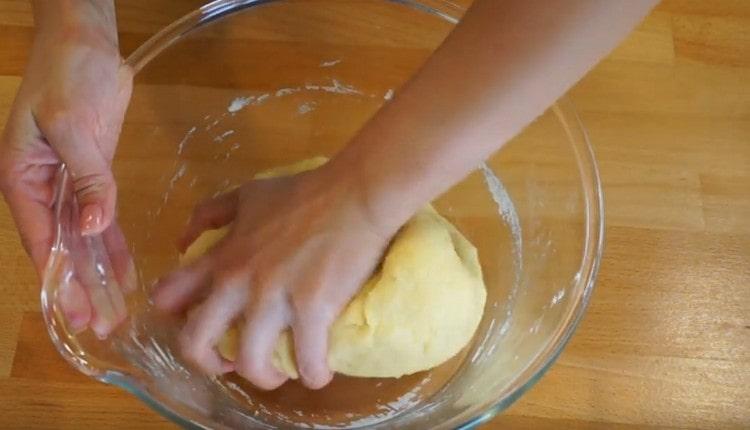 Pour the flour and knead the dough.