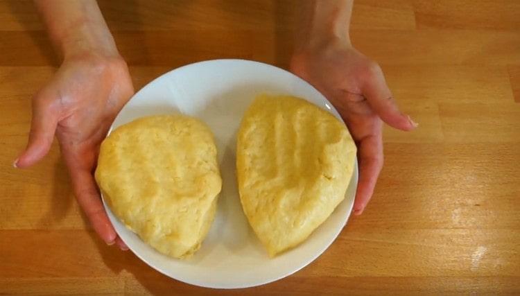 We divide the finished dough in half and send it to the refrigerator.
