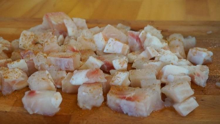 Rybie filé nakrájajte na malé kúsky, soľ, korenie.