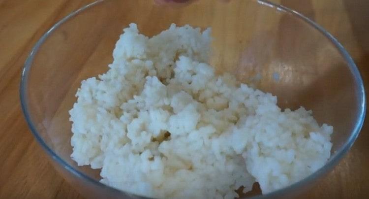 Cuire le riz jusqu'à la cuisson, au frais.