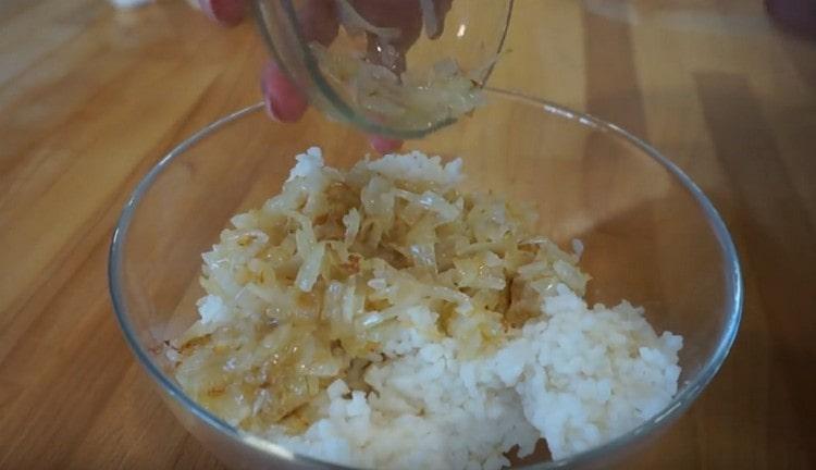 Agregue la cebolla frita al arroz dorado.