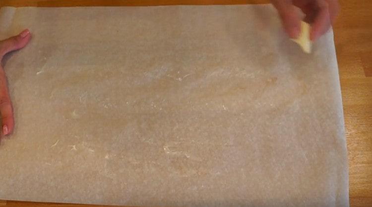 Cover the baking sheet with parchment and grease with oil.