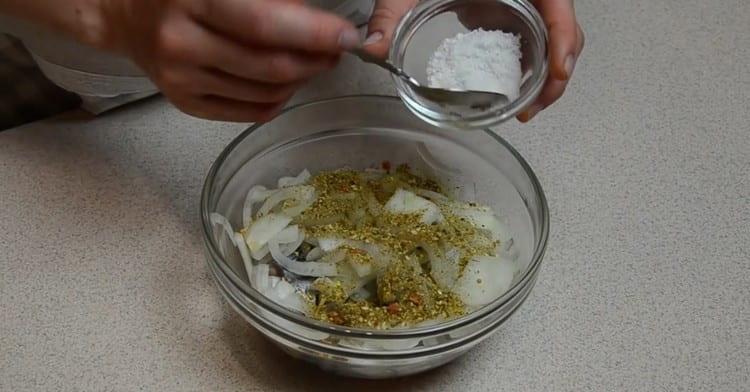Ajouter les épices et le sel au poisson et à l'oignon.