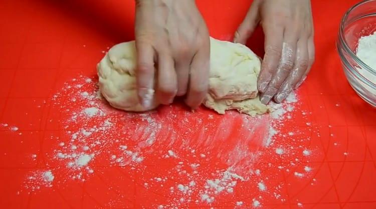 We divide the dough into larger and smaller parts.