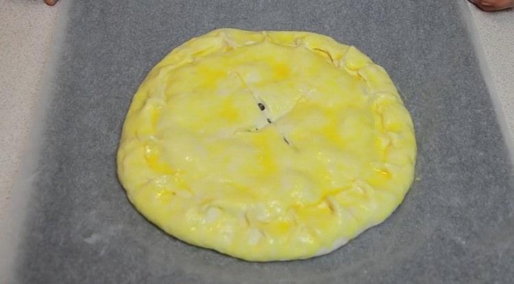 Pour une croûte dorée, graisser le gâteau avec du jaune fouetté.