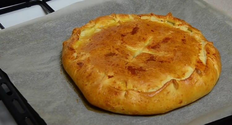 Nous envoyons la tarte au four et cuisons jusqu'à ce qu'elle soit dorée.