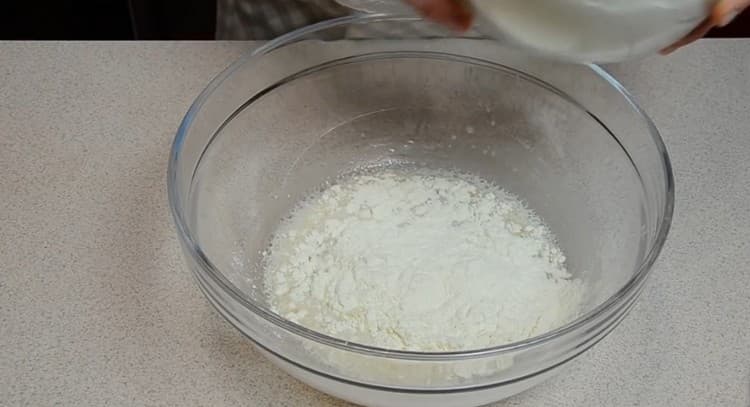 Agregue la harina tamizada a los ingredientes líquidos.