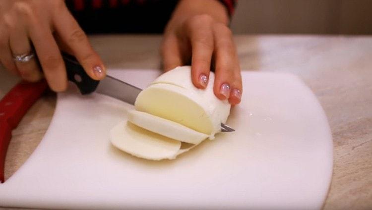 Couper la mozzarella en fines tranches.