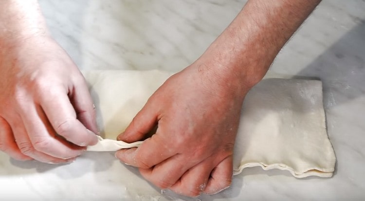 Couvrir le remplissage avec la deuxième moitié de la pâte et pincer les bords.