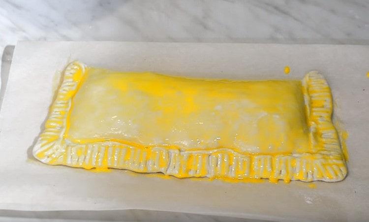 Graisser notre gâteau avec des jaunes.