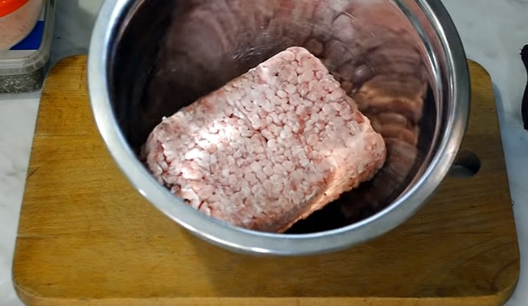 Nous prenons des viandes prêtes à l'emploi ou passons de la viande dans un hachoir à viande.