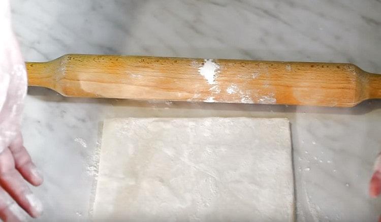 Rouler la pâte un peu dans un rectangle.