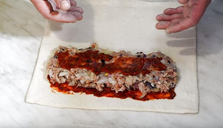 Mljeveno meso prekrijte s malom količinom umaka.