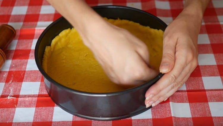 In the form we make high sides from the dough, and then pour the filling.