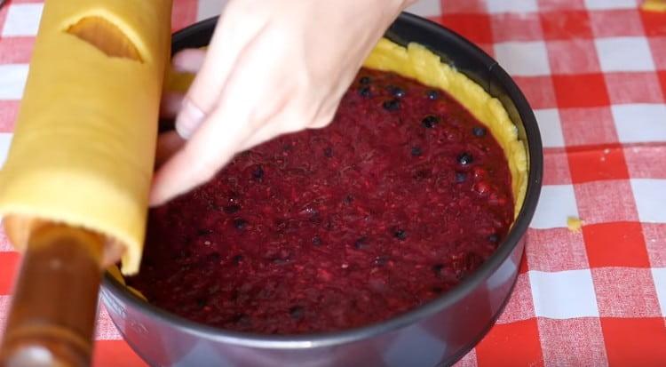 couvrir doucement la tarte avec une couche de pâte.