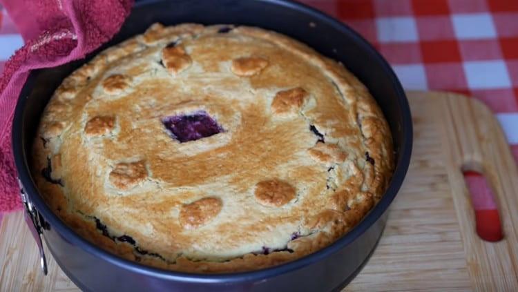 This wonderful berry pie is baked quickly.