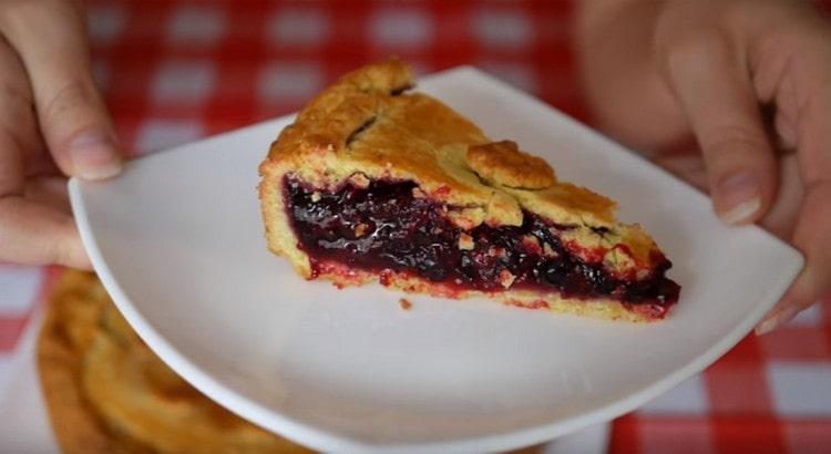 Avant de servir, il est conseillé de refroidir la tarte au réfrigérateur.