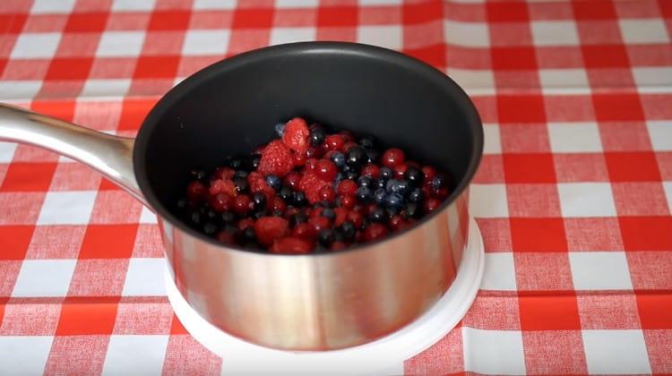 Put the berries in the stewpan.