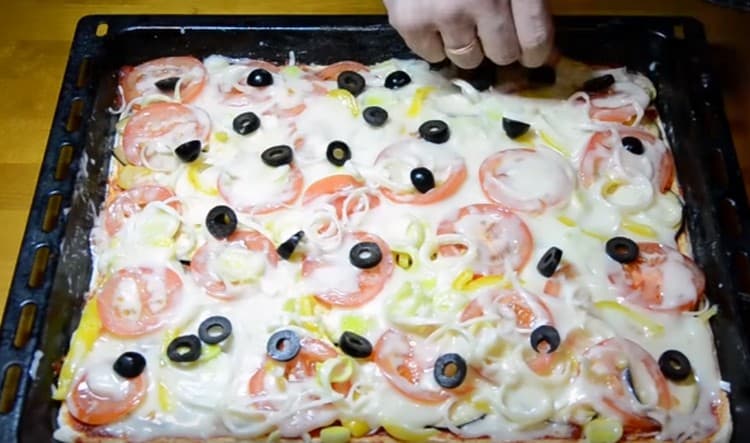 On top of the mayonnaise lay out sliced ​​olives.