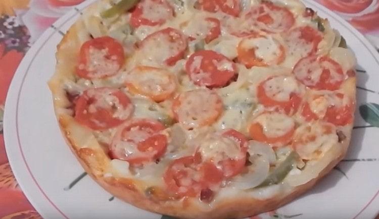 Da biste poslužili pizzu, možete prebaciti na veliko jelo.