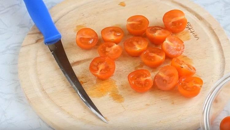 Les tomates cerises sont coupées en deux.