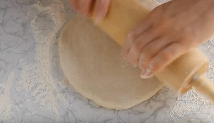 Abaisser la pâte en cercle avec un rouleau à pâtisserie.