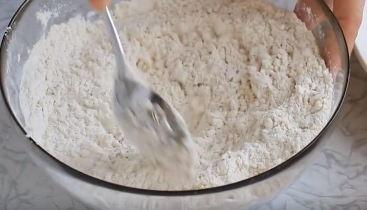 Mélangez la farine de manière à ce que le beurre y soit uniformément réparti.