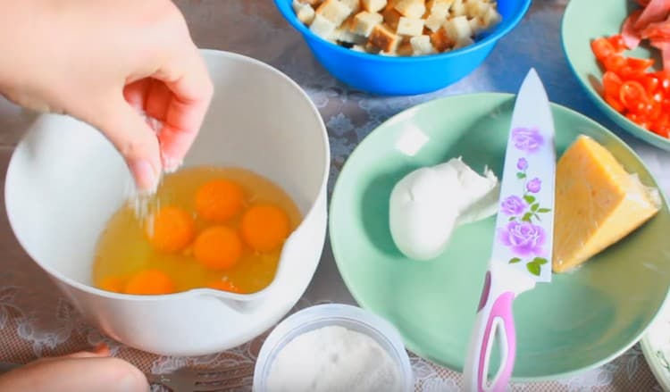 En un tazón, bata los huevos y agregue un poco de sal.
